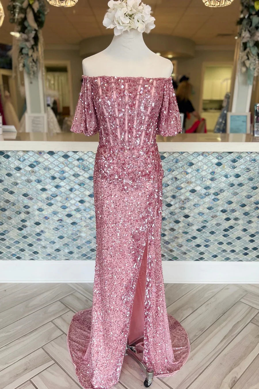 Vestido de fiesta con hombros descubiertos, mangas abullonadas y lentejuelas